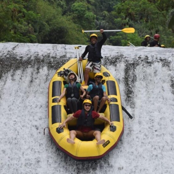 Un grupo de personas en un bote inflable amarillo sobre un río. 4