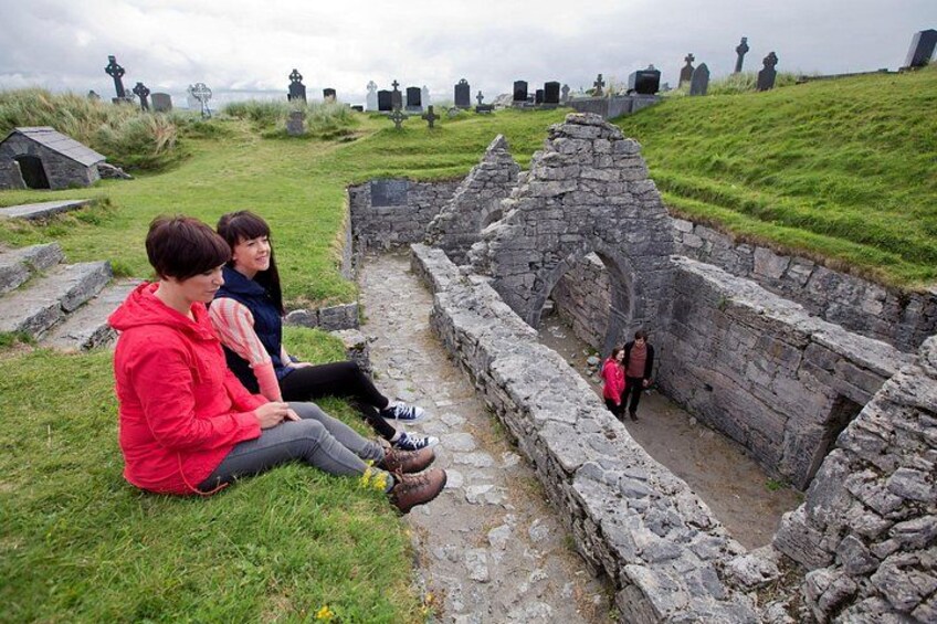 Un sitio histórico con ruinas y lápidas. 2