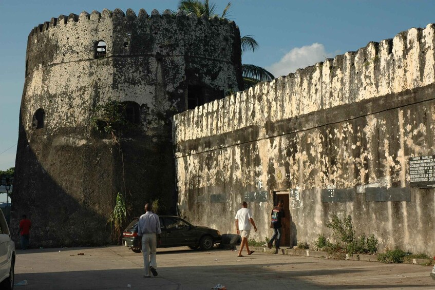 Un’antica fortezza con un muro scolpito dal tempo e una torre di guardia. 5