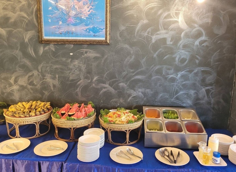 Un tavolo da buffet con diversi cibi e condimenti. 5