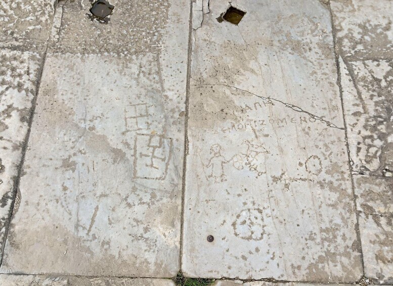 Superficie de concreto desgastada, con grietas visibles y manchas de musgo. 5