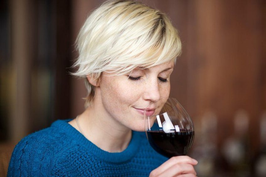 Una persona sosteniendo una copa de vino. 2