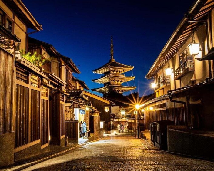Gion Night Tour: Iconic Geisha District & Hidden Gems 1