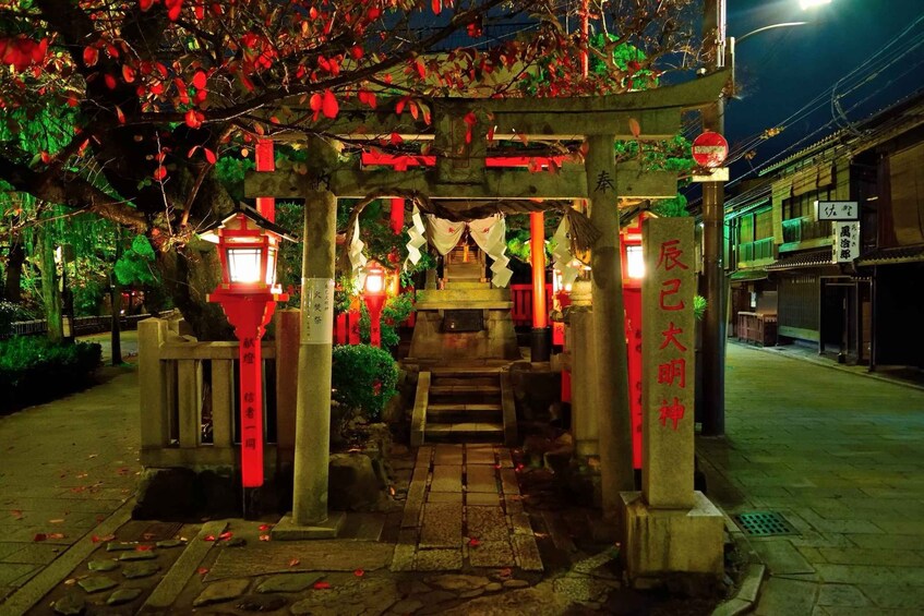 Picture 4 for Activity Kyoto: Gion Night Tour Iconic Geisha District & Hidden Gems 4