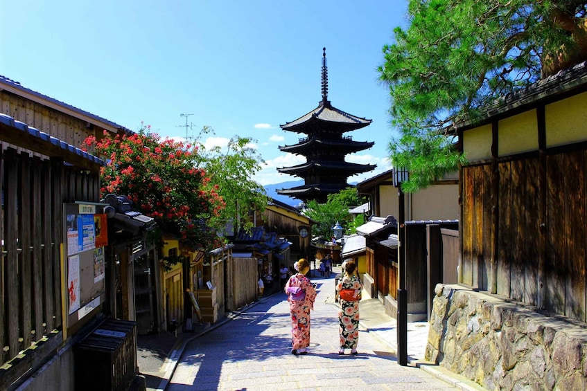 Picture 3 for Activity Kyoto Gion Night Tour: Iconic Geisha District & Hidden Gems 5
