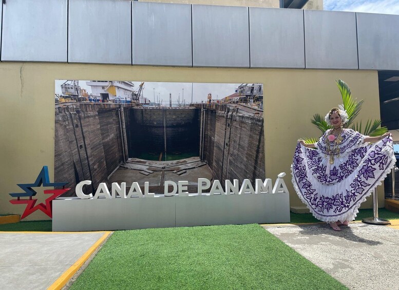 Ein Schild mit der Aufschrift 'CANAL DE PANAMÁ' und einem Foto vom Kanalbau. 1