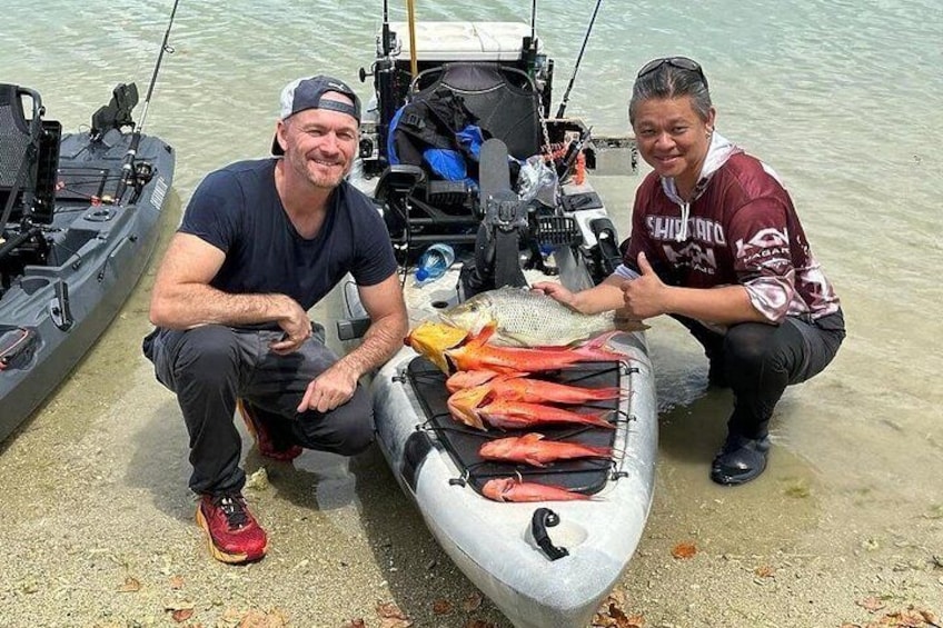 Dos personas cerca de una barca de pesca con un pez en el muelle. 5