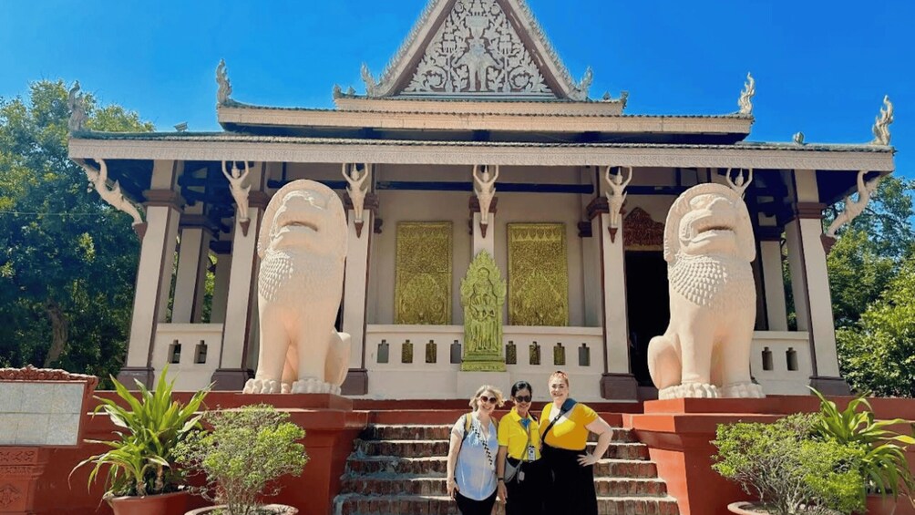 Un templo con elaboradas esculturas y dos grandes estatuas de leones en la entrada. 2