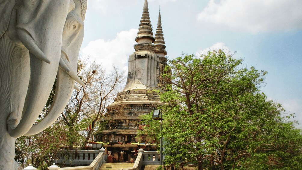 Un templo con una gran estatua de Buda en primer plano y una pagoda de varios niveles al fondo. 3