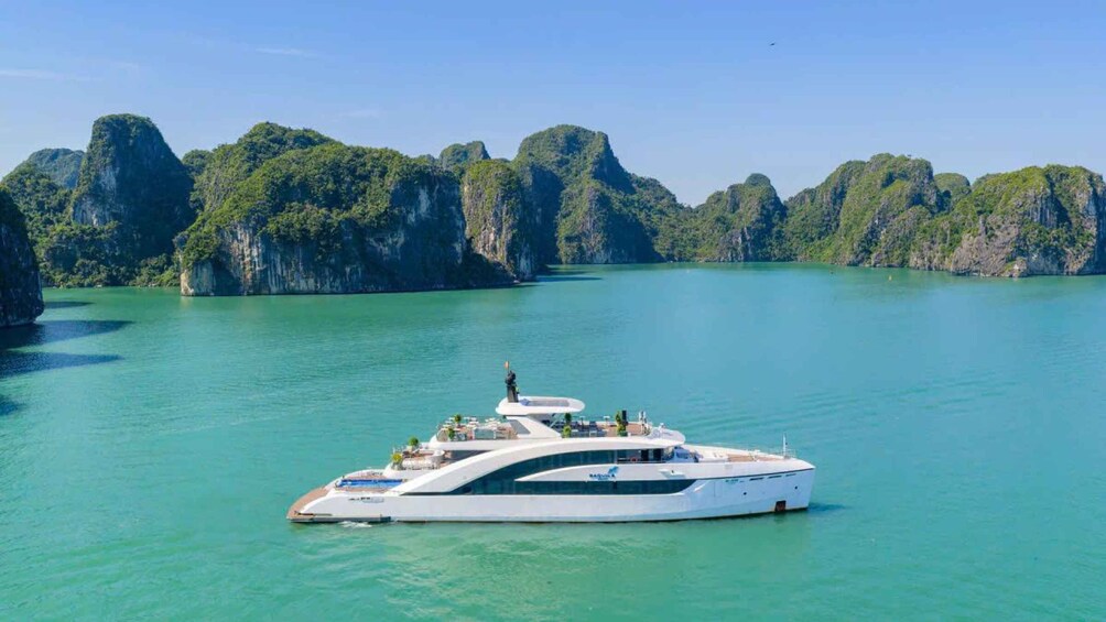 Halong Bay Saquila Yacht Explore Sung Sot Cave, Titop Island 1