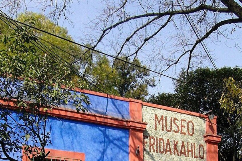 A sign for Museo Frida Kahlo with a blue and red structure. 2