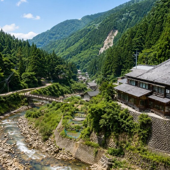 Un paysage montagneux avec une rivière, une maison en bois et un pont. 2