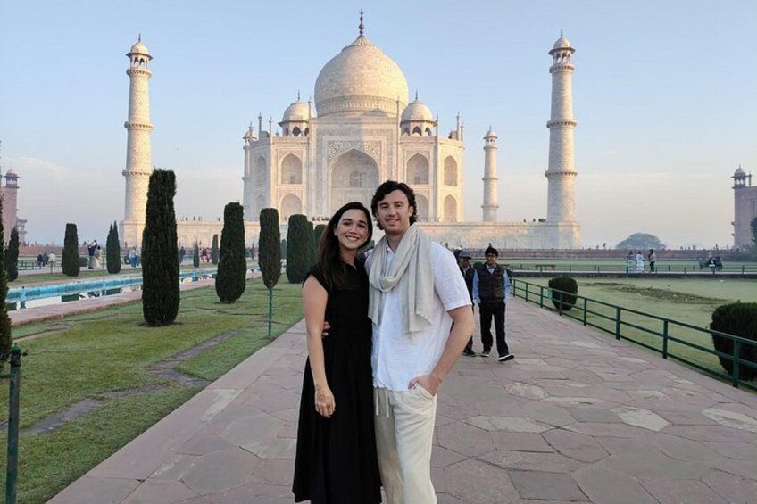 taj-mahal-couple 1