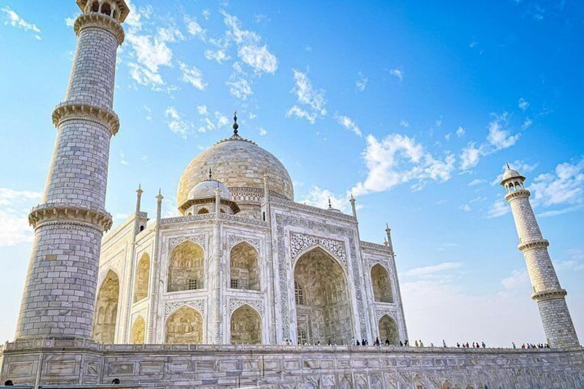 Das Taj Mahal mit seinen vier Minaretten und der großen Kuppel. 5