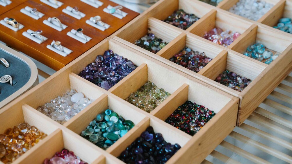 Cajas de madera llenas de gemas de varios colores. 2