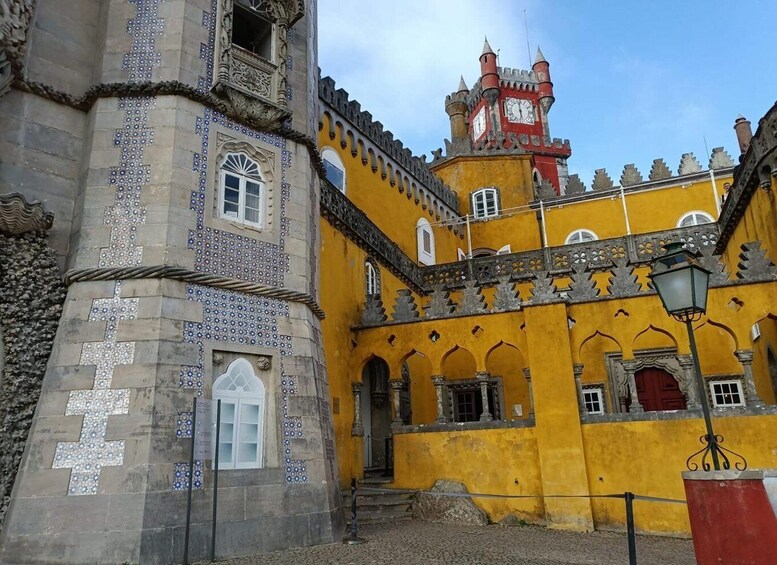 Un edificio storico con elaborate decorazioni in maiolica e una torre dell'orologio. 2