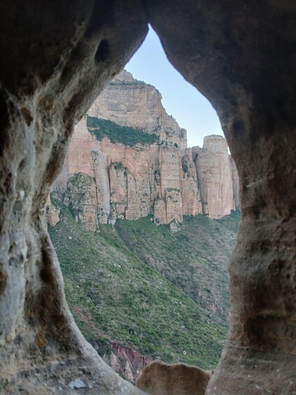 Una formación rocosa natural con la entrada a una cueva. 5