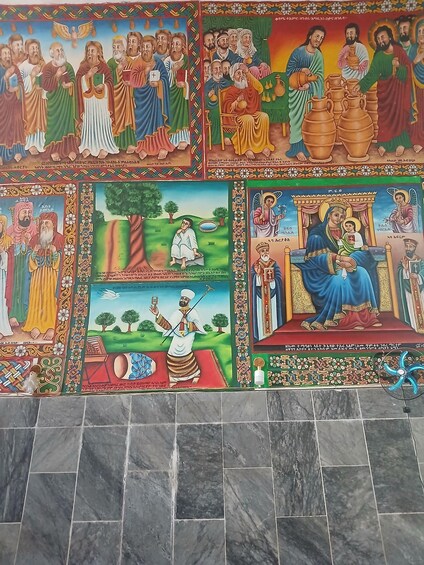 Un mural religioso con varios paneles que representan escenas bíblicas, santos y figuras. 2