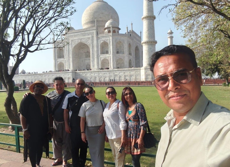 Un grupo de personas frente al Taj Mahal. 2