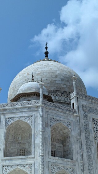 Tad Mahal's kuppel og minareter under en klar himmel. 2