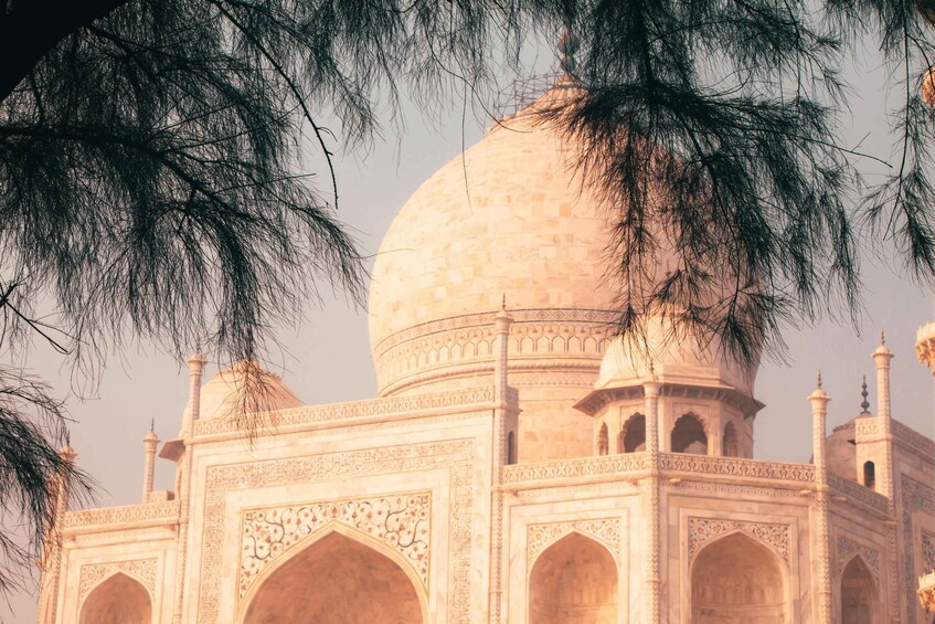 Taj Mahal med sin store centrale kuppel og fire minareter. 3