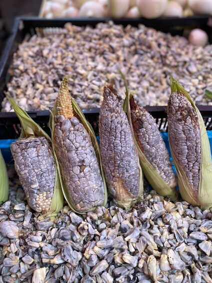 A market with corn cobs and kernels. 3