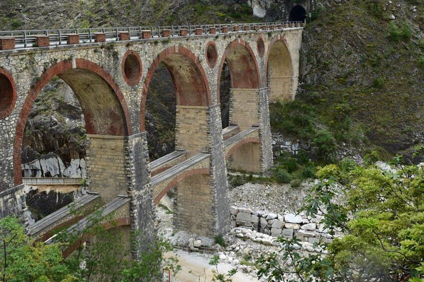 Carrara bridges linking the marble valleys 3