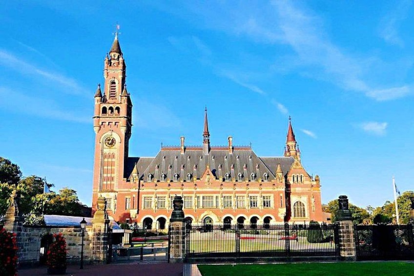 Ein großes, historisches Gebäude mit einem markanten Glockenturm und zahlreichen Türmen. 3