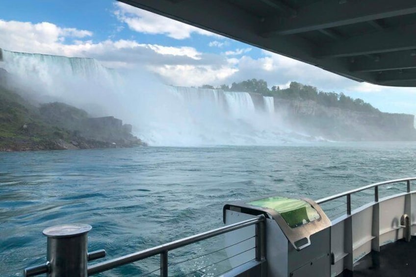 Una barca con una cascata sullo sfondo. 1