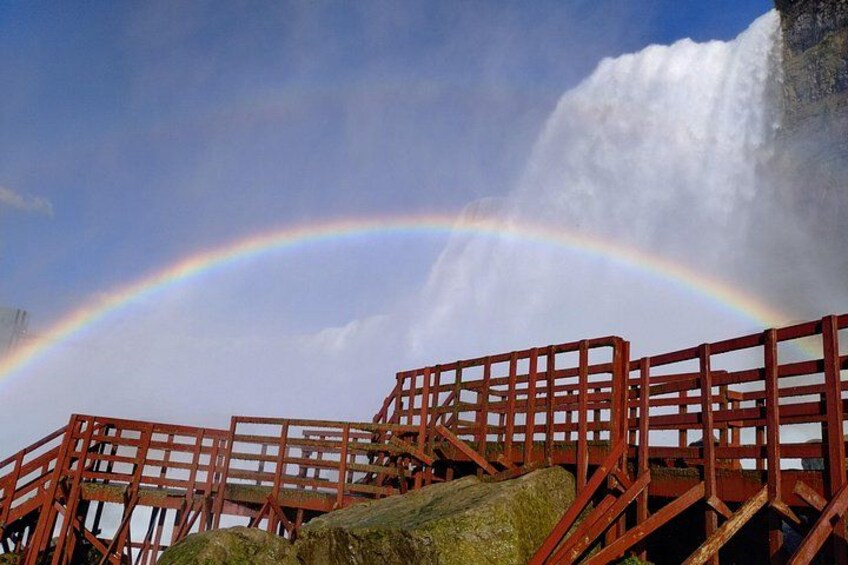 Une cascade, un arc-en-ciel et une plateforme d’observation en bois. 5