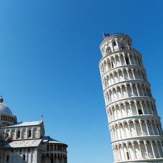 The Leaning Tower of Pisa and the Pisa Cathedral. 5