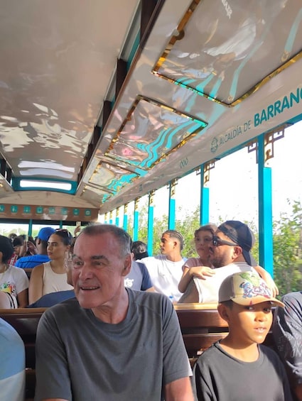 A bus with people seated inside, and the text 'ALCALDÍA DE BARRANCO' visible on the side. 4