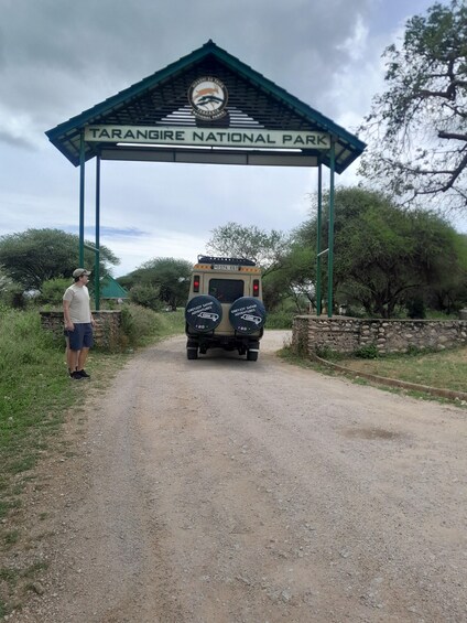 Un vehículo con la marca 'GREYJOY SAFARI ADVENTURES' en la entrada del Parque Nacional de Tarangire. 1