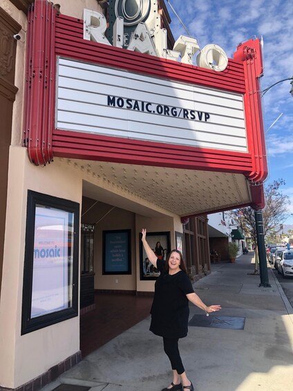 Un cartel de teatro con el nombre "MOSAIC" y una dirección web. 4