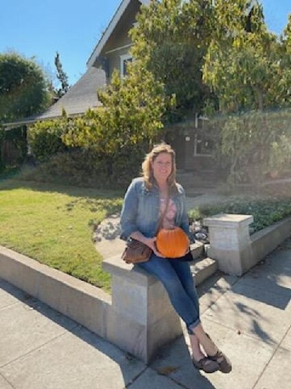 Una persona sentada en un banco de hormigón al aire libre. 2
