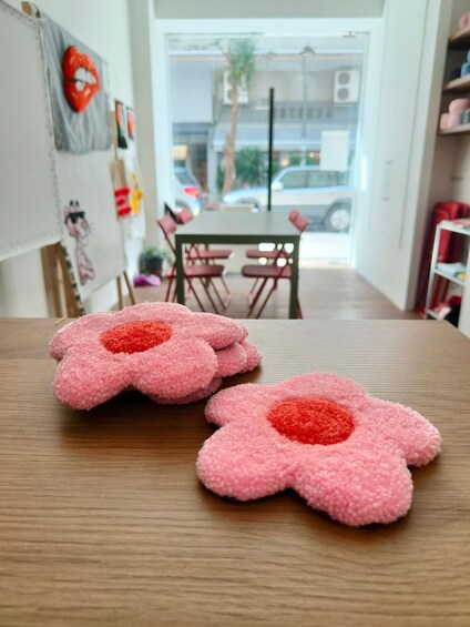 Een houten tafel versierd met roze gehaakte bloemen. 5