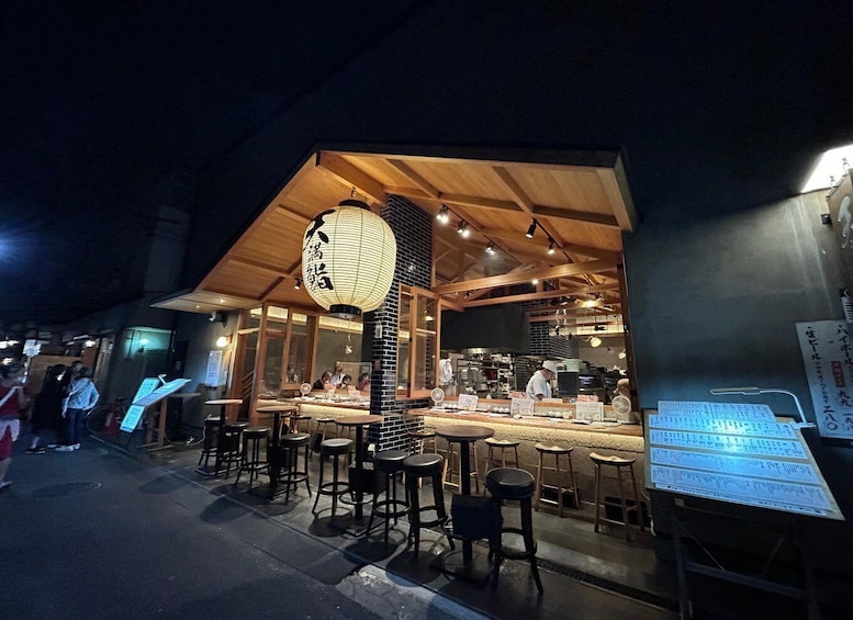 En restaurant med træfacade og en stor lygt. 3