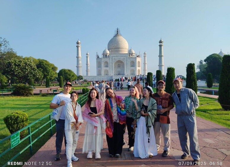 Ryhmä ihmisiä seisomassa Taj Mahalin edessä. 2