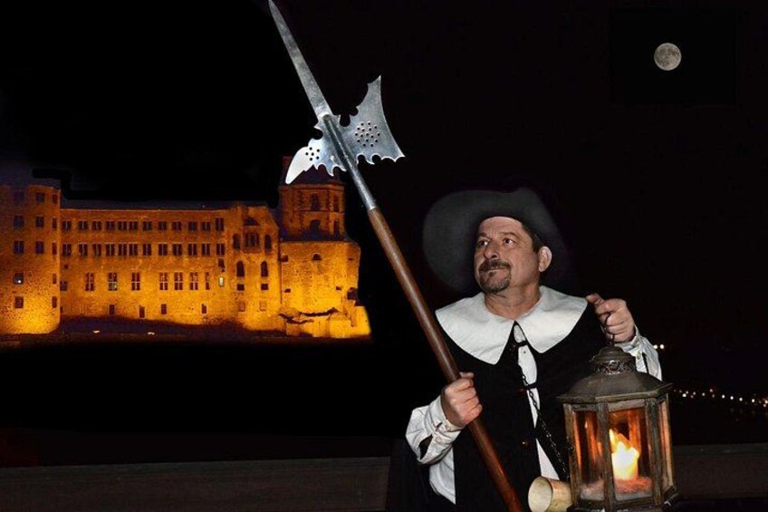 Eine Person hält eine Laterne und eine große Axt, im Hintergrund ist eine Burg zu sehen. 4