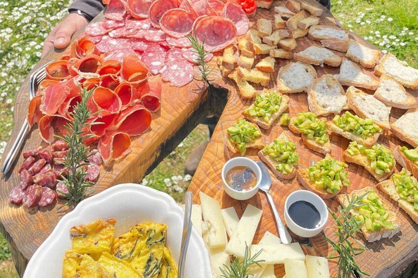 Hiking, picnic and foraging on the way + lunch at farm in chianti 3