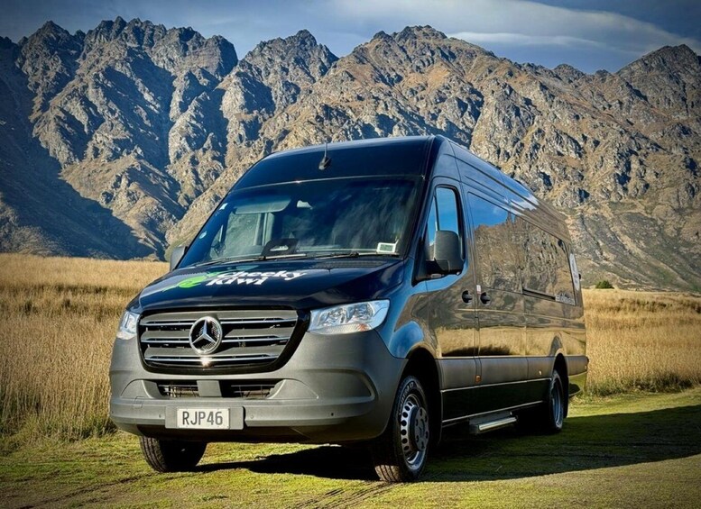 Un furgone Mercedes Sprinter con la scritta 'Stecky Kiwi' parcheggiato in un campo con montagne sullo sfondo. 3