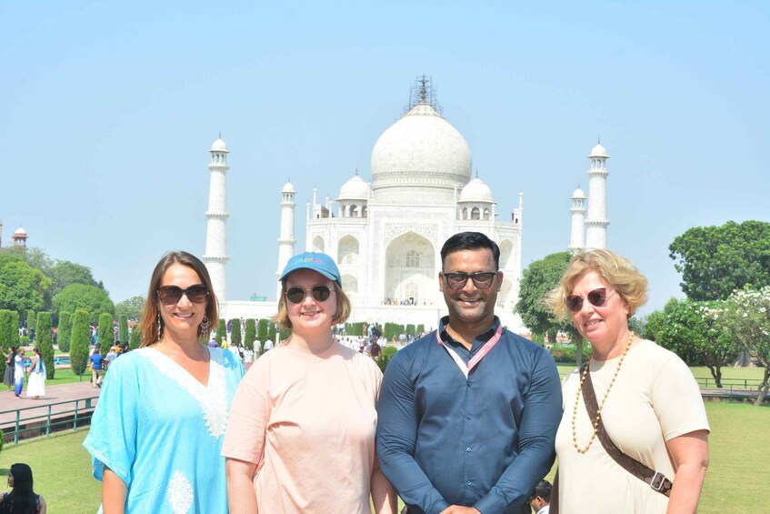 En gruppe mennesker står foran Taj Mahal. 1