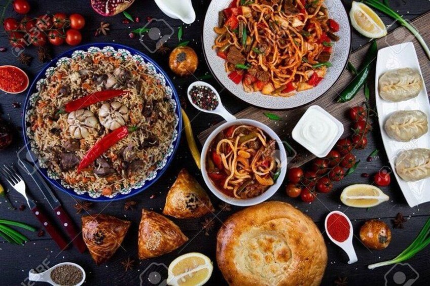 Diversos platos, incluyendo un gran bol de biryani, un plato de fideos y varias albóndigas. 2