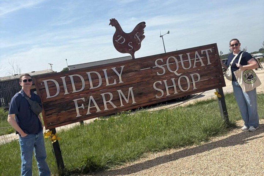Un letrero de madera con un gallo y las palabras 'DIDDLY FARM SQUAT SHOP'. 3