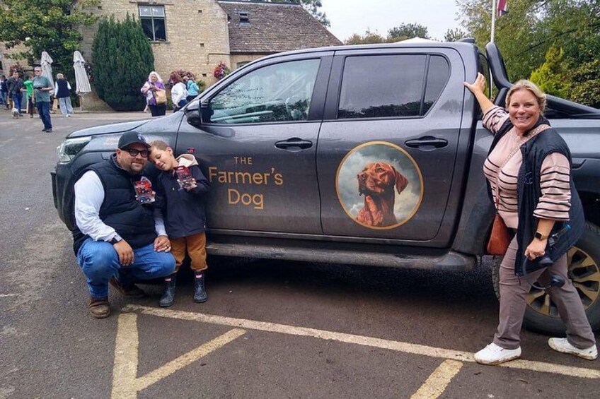 Un vehículo con la imagen de un perro y el texto 'The Farmer's Dog' en la carrocería. 5