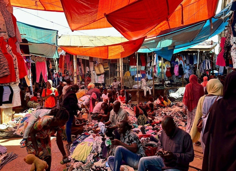 Un vivace mercato all'aperto, con persone che curiosano e vendono prodotti. 3
