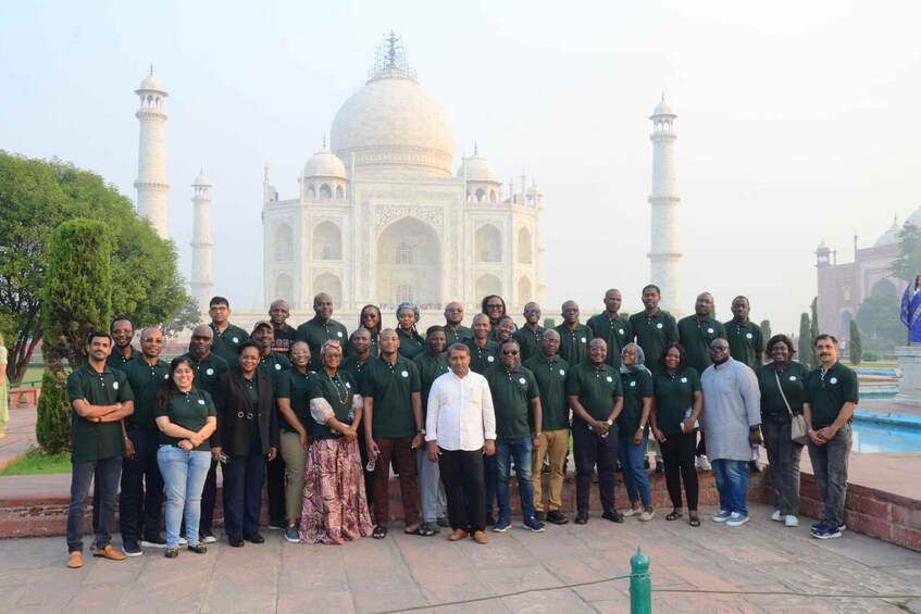 A group of people in front of the Taj Mahal. 4