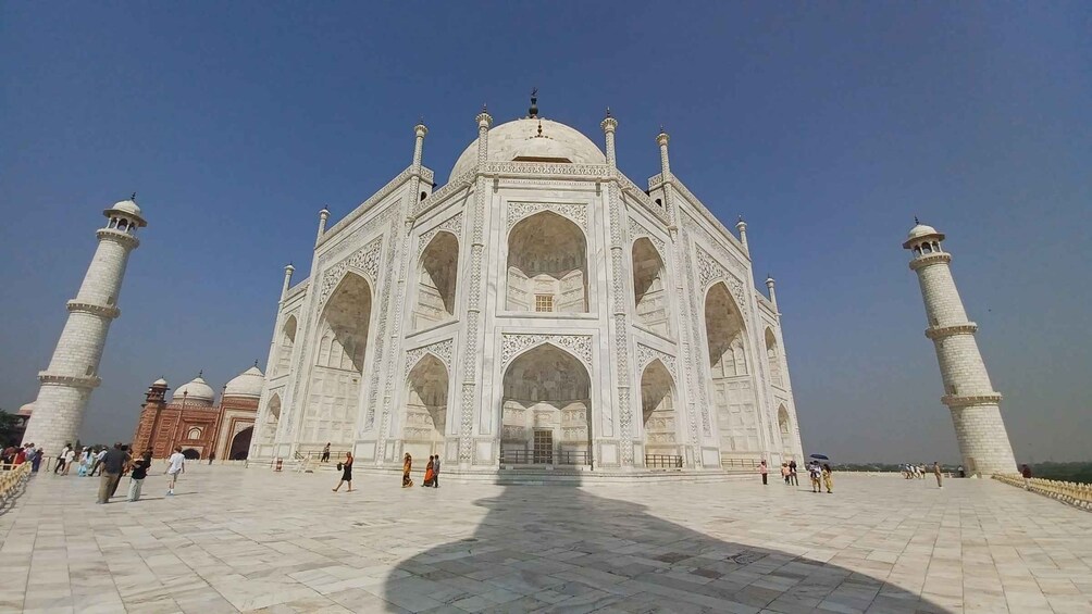 The Taj Mahal with its four minarets and large central dome. 2