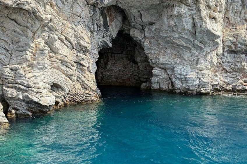 Un litoral rocoso con la entrada natural de una cueva. 3