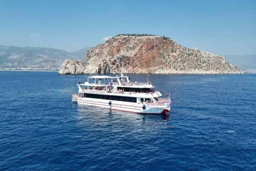 Un barco de ferry sobre aguas con una isla rocosa al fondo. 2